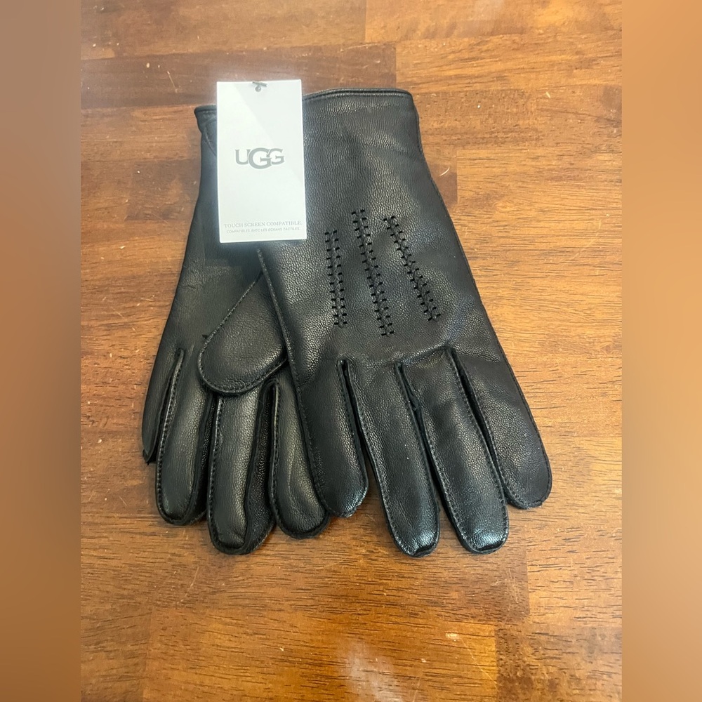 Women’s Leather Ugg gloves. Touch screen compatible. In black.